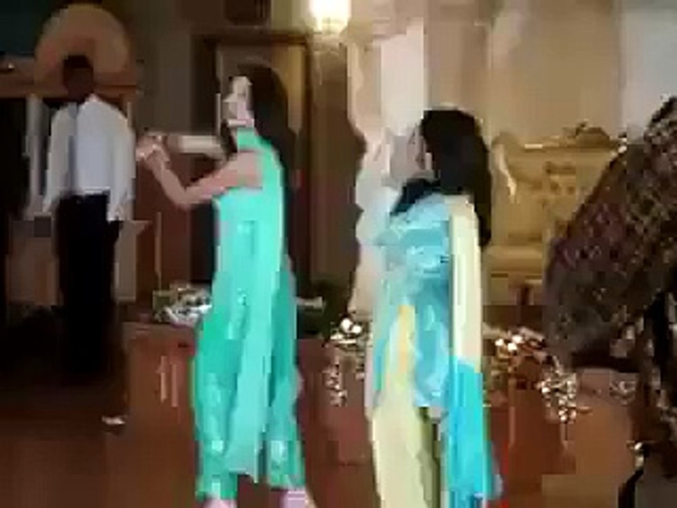 Crazy kia re Girl Dance on Mehndi