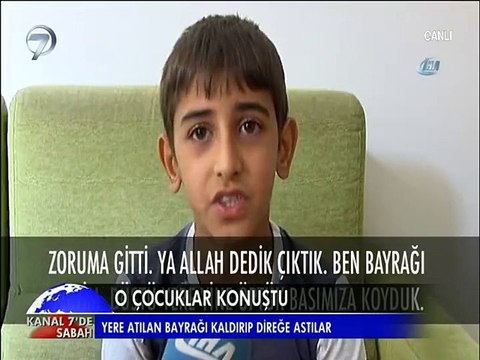 PKK yandaşlarının indirdiği Türk bayrağını öperek göndere çekti.