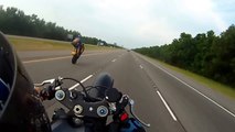 Un motard se crashe en wheeling à 160 kmh