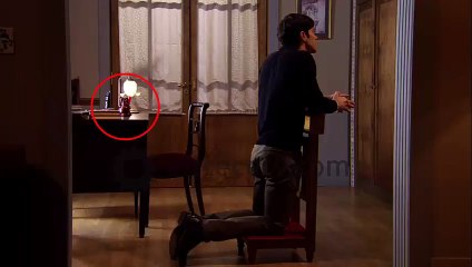 Esperanza Mia Toto el Conejo Rojo de Tomas señala la puerta