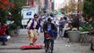 Un américain déguisé en Aladdin arpente les rues de New York sur son tapis volant