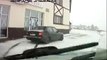 Un Russe prend tous les risques pour échapper à la police et percute une femme -