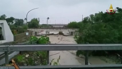 Calabria - esondazione torrente, strade e ferrovia spazzate via