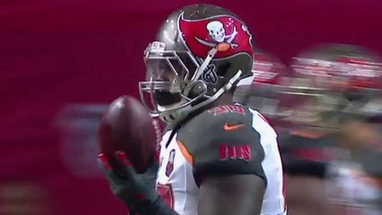 Buccaneers Henry Melton recovers fumble