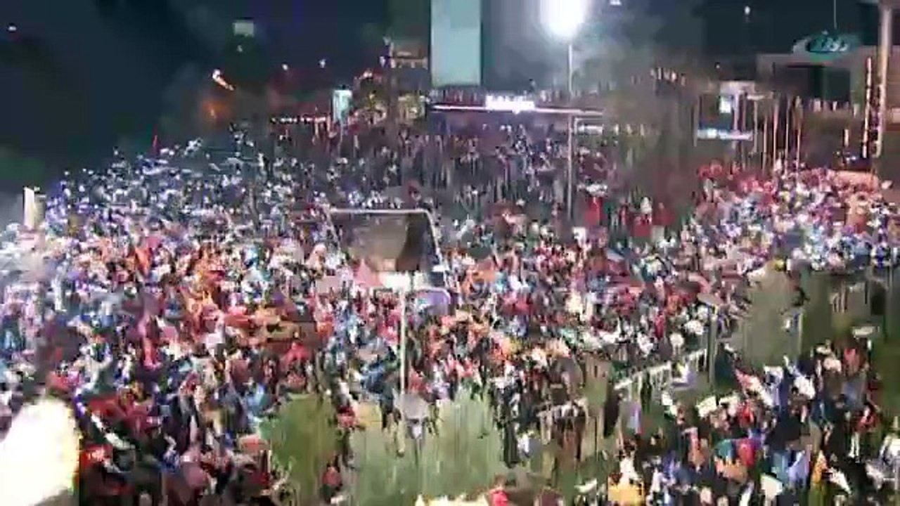 Balkon konuşmasında ’yeni anayasa’ çağrısı