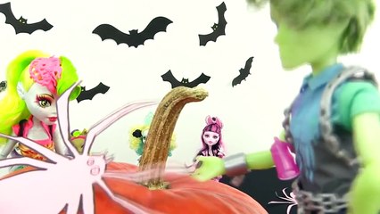 Monster High bebekleri cadılar bayramına hazırlanıyor Porter Geissin bal kabağı