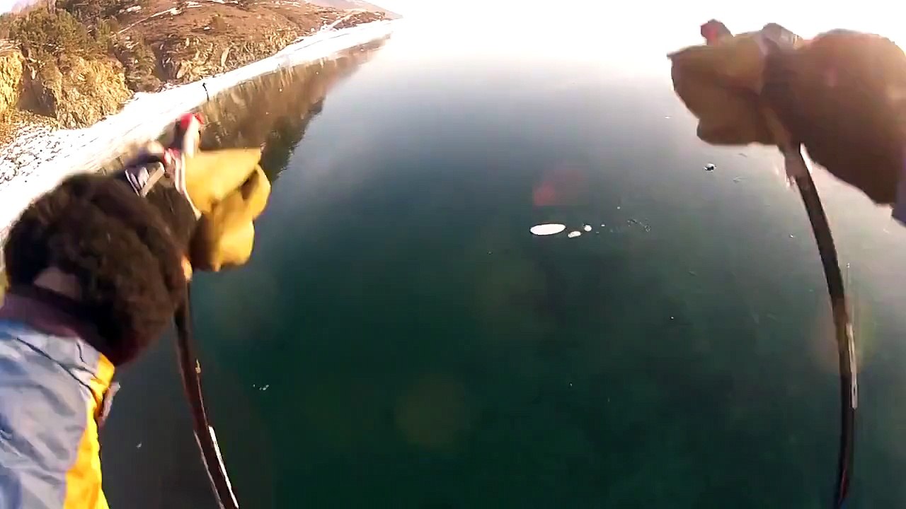 Un skieur tombe dans un lac gelé en Sibérie