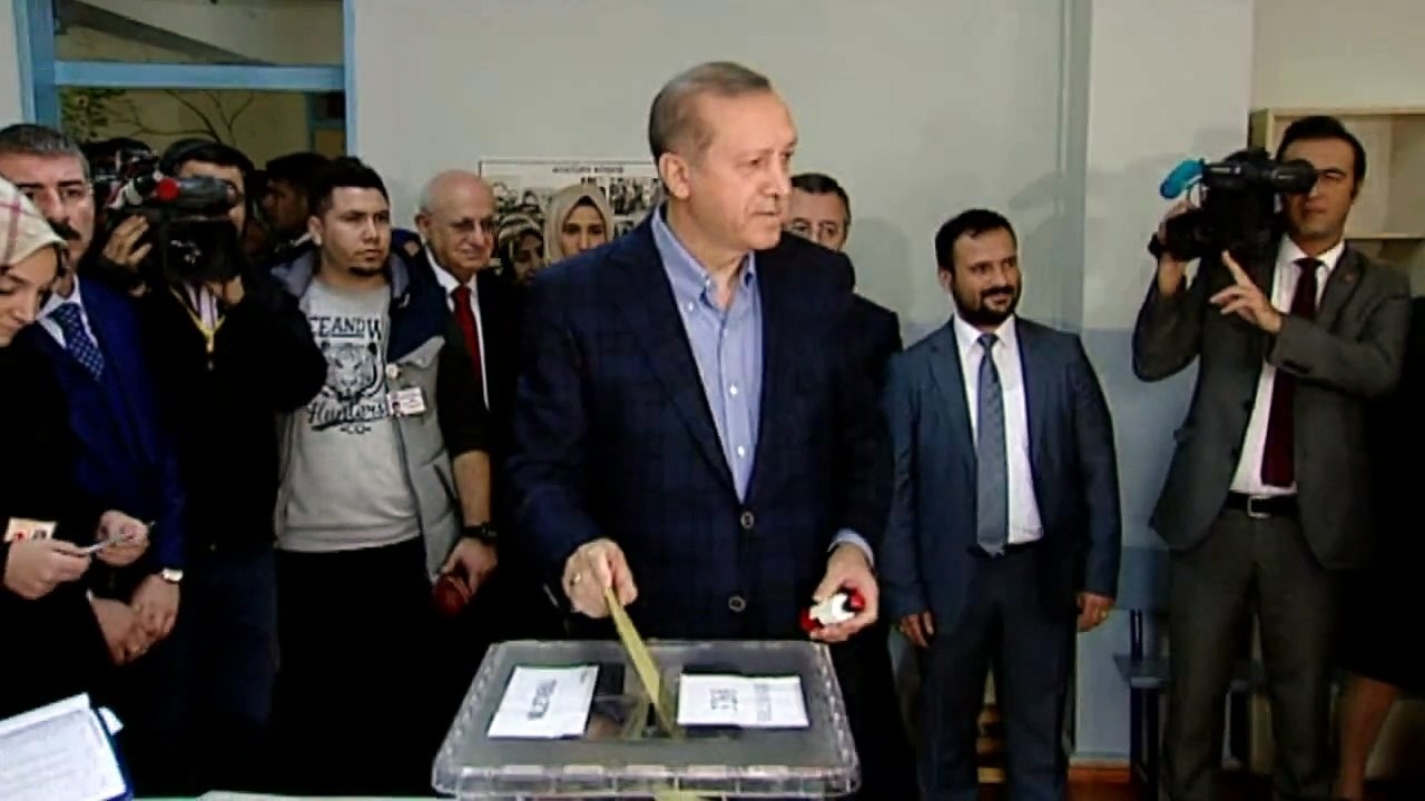 Partido de Erdogan consegue maioria