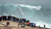 Sebastian Steudtner surf sur une vague gigantesque à Nazaré