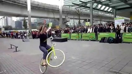 Девушка на велосипеде показала класс !!!