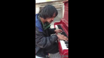 Бомж-пианист взорвал интернет!