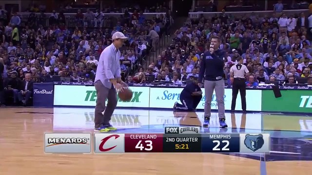 Un spectateur marque panier du milieu du terrain pour gagner... Des frites !!!