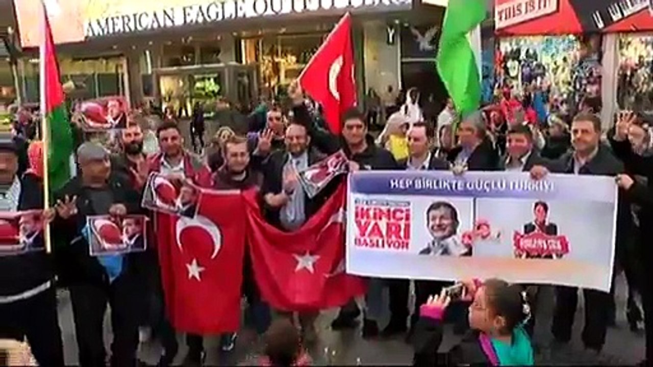 Times Meydanında AK Parti kutlaması