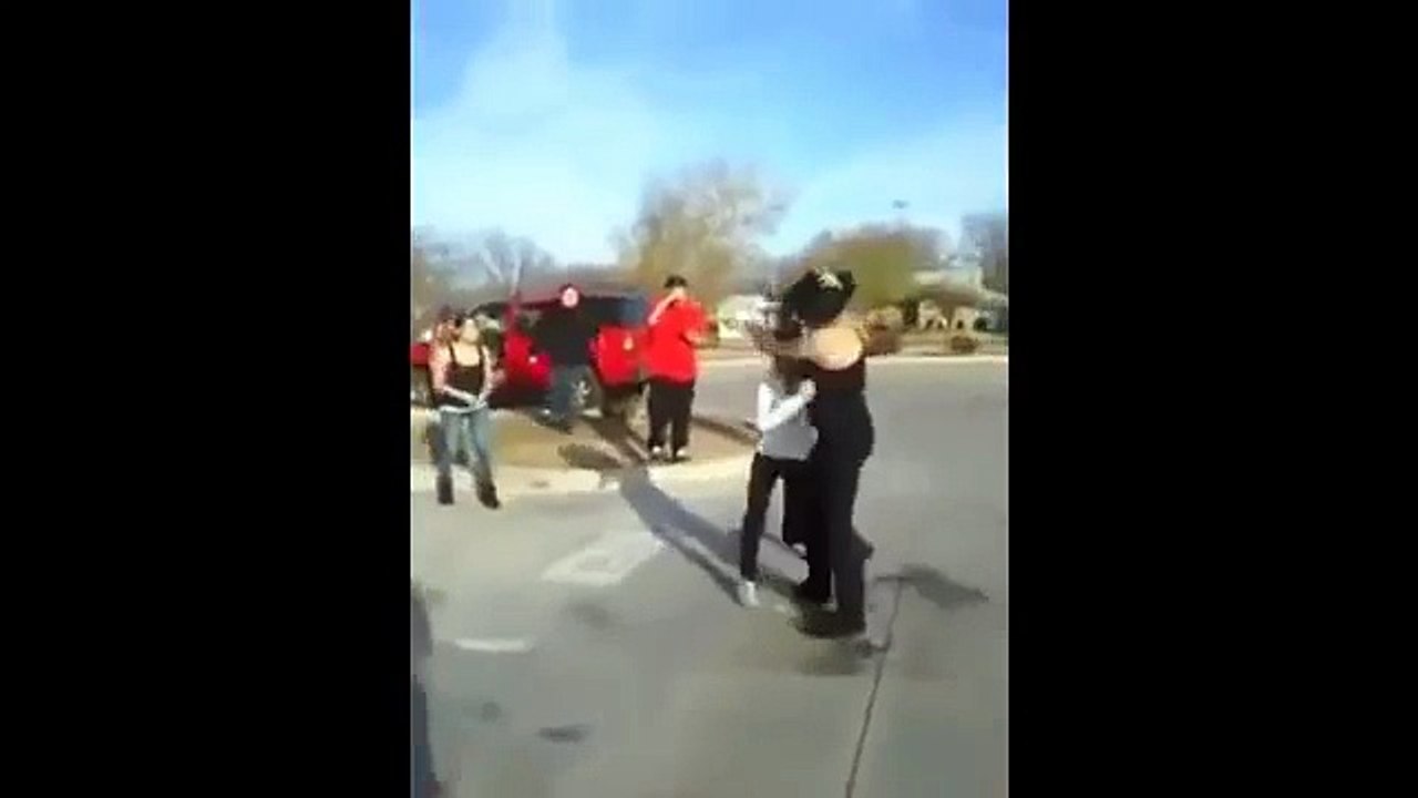 Two_girls_fighting_like_crazy_This_time_is_no_joke_This_is_a_real_fight- 2015