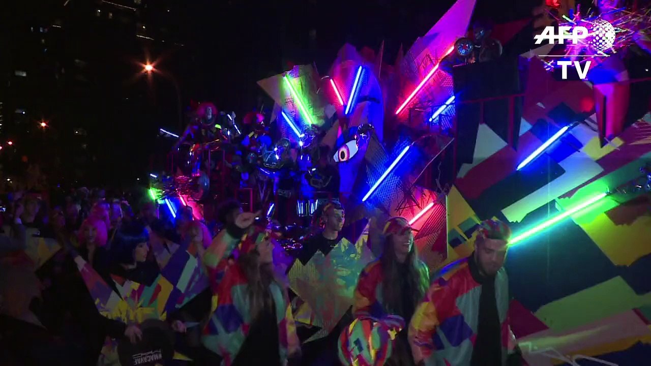 Donald Trump küsst Hillary Clinton – zu Halloween