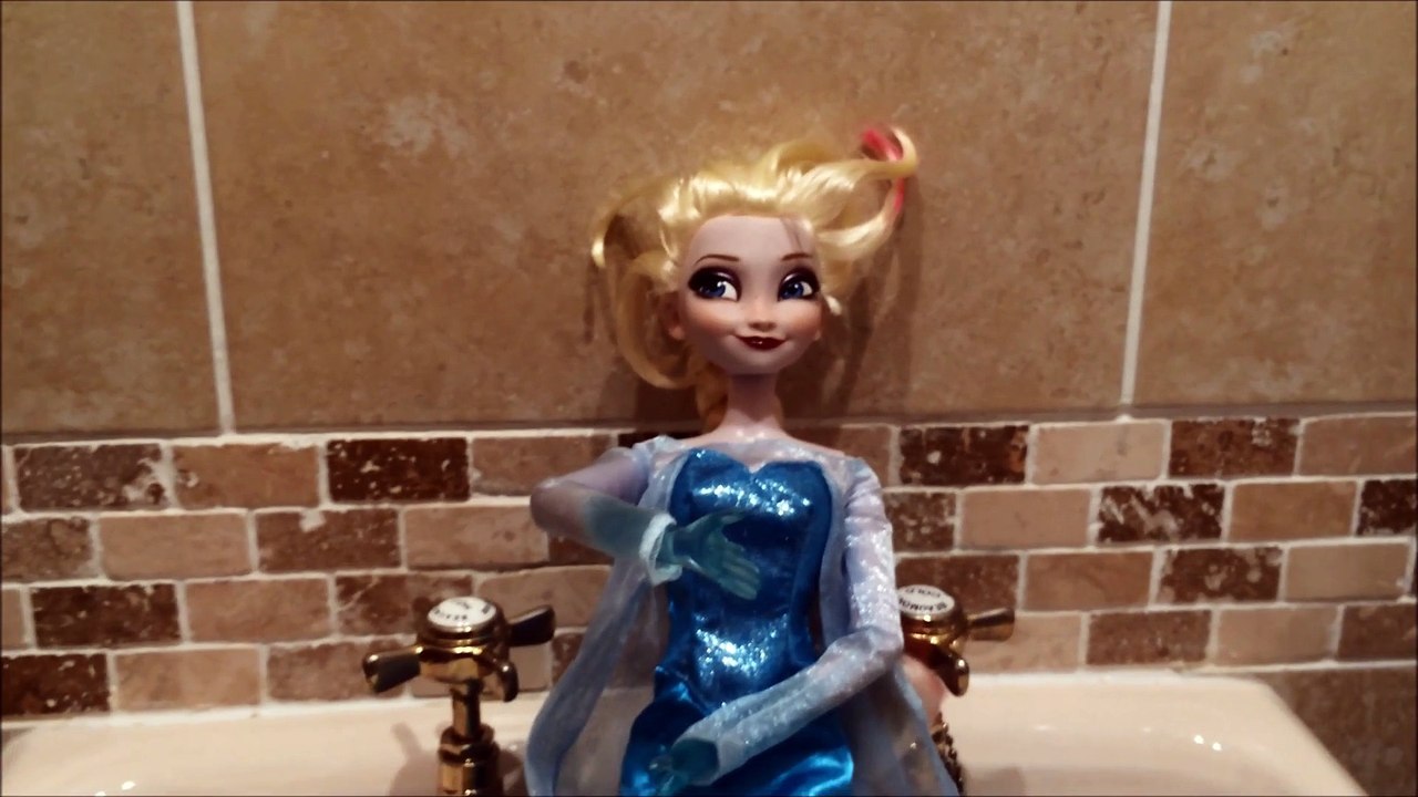 frozen elsa doll poupee else de la reine des neiges Frozen ملكة الثلج Die Eiskönigin – Völlig unverfroren Ψυχρά κι Ανάποδα La Reine des neiges 겨울왕국 Frozen - Il regno di ghiaccio לשבור את הקרח アナと雪の女王 Kraina lodu Холодное сердце (мультфильм) Karlar Ülkesi