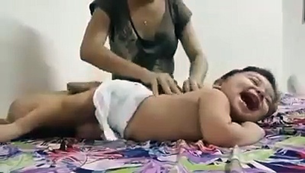 Ce bébé adore se faire masser