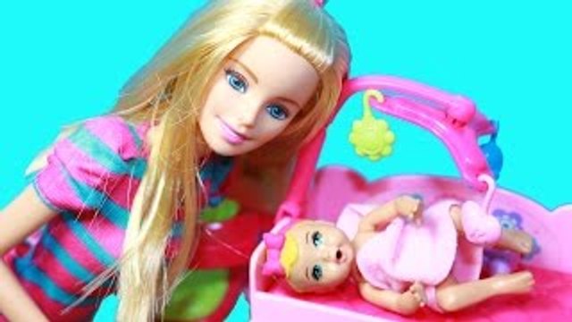BARBIE BABYSITTER Toy Review Drink & Wet Pee Baby Diaper Girl Feeding Babies Barbie Doll V