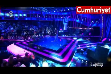 Yarışmacı iki kez şarkı sözlerini unuttu, Tarık Sezer sahneye geldi
