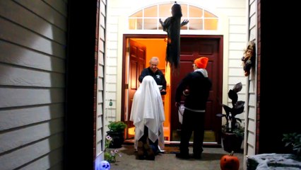 Un adulte vient chercher des bonbons pour Halloween - Trick or Treat prank