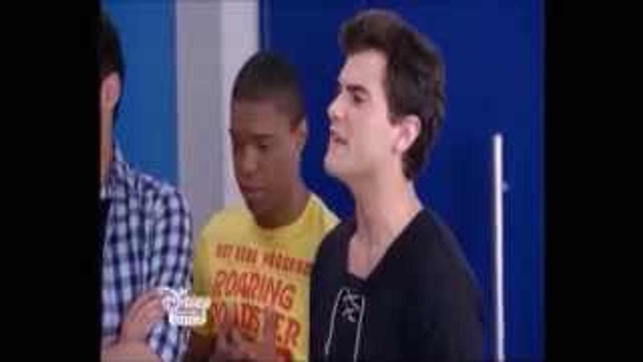 Antonio discute du groupe des garçon avec les garçons (épisode 4) VF