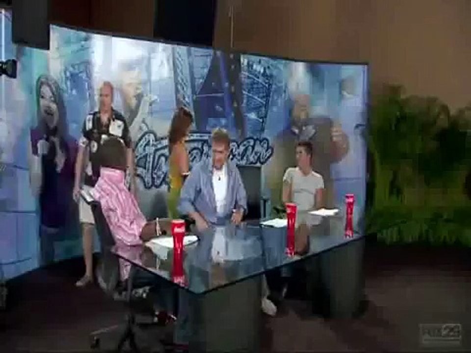 Simon Cowell kisses Paula Abdul in the audition room - YouTube