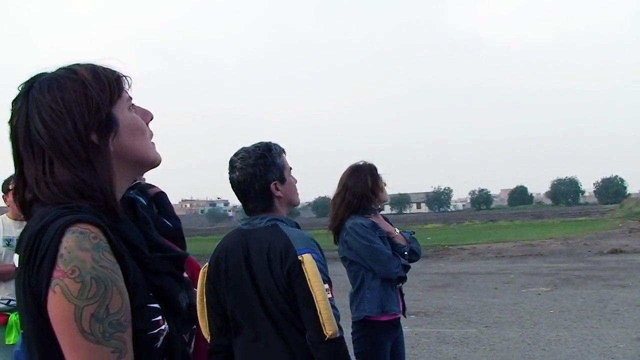 Un parachutiste reste accroché à un avion