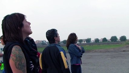 Un parachutiste reste accroché à un avion