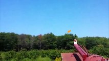 Drone éclaté par un canon qui tire des citrouilles