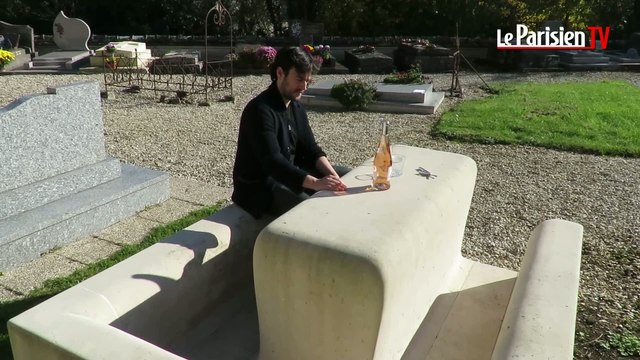 Une table de pique-nique sur la tombe de sa mère