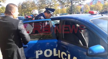 Tentohet të qëllohet me vezë makina e Ramës, Ora News sjell momentin e shoqërimit të studentëve