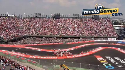 Afición del GP México se 'derritió' por 'Checo'