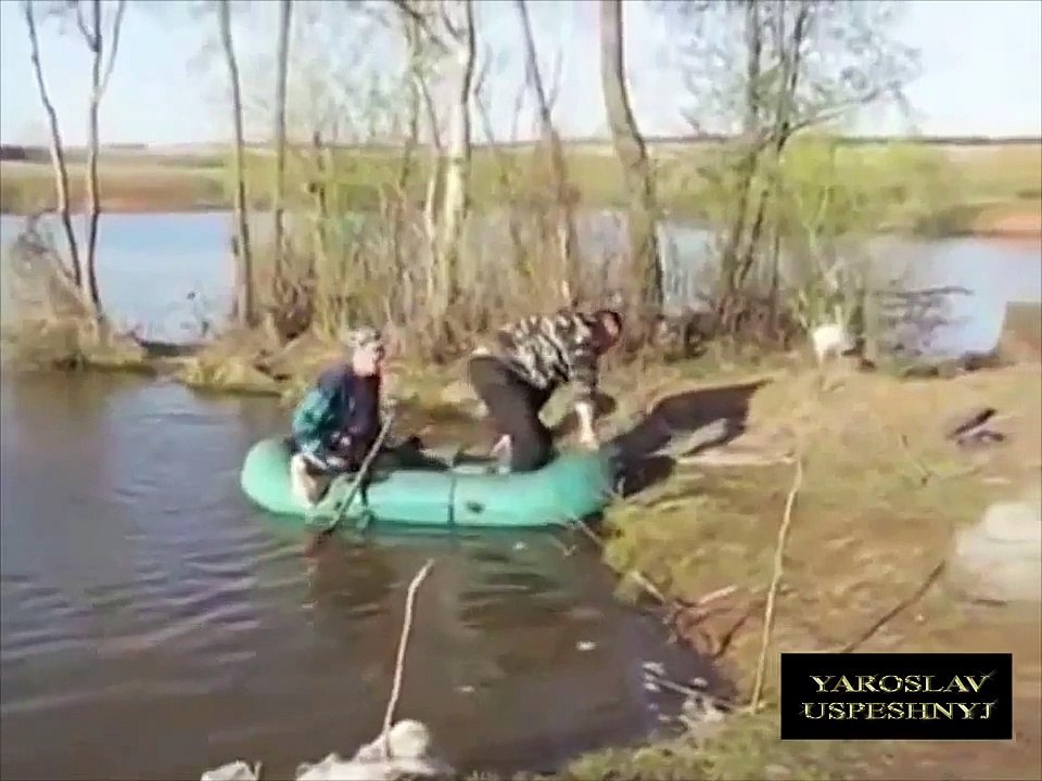 2 russes bourrés tentent de sortir d'un bateau