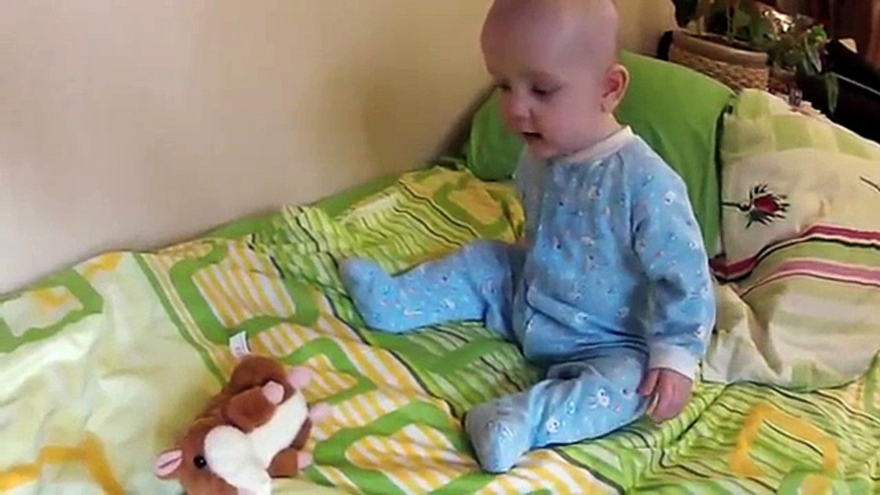 El bebé y hablando hámster. Diálogo bebé divertido hámster povtoryushkoy