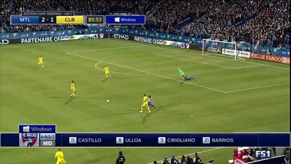 Didier Drogba s'agrippe à la jambe du gardien adverse