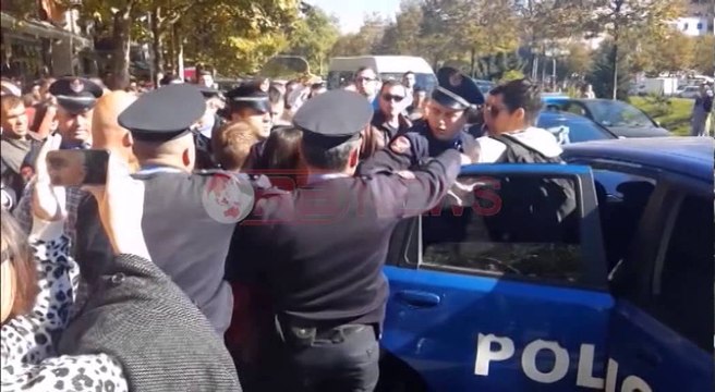 Momenti kur studentja godet me vezë Kryeministrin Edi Rama - Ora News- Lajmi i fundit-