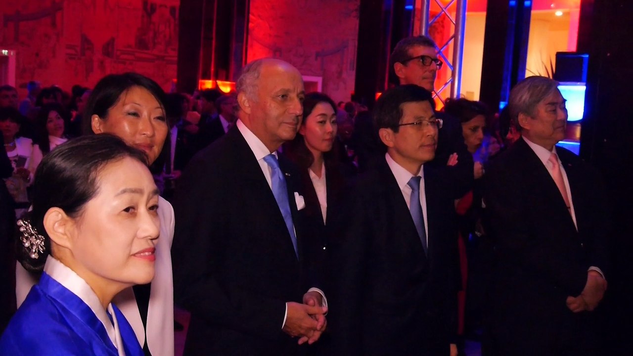 Année France Corée 2015-2016 //Illumination Tour Eiffel - Micro Trottoir