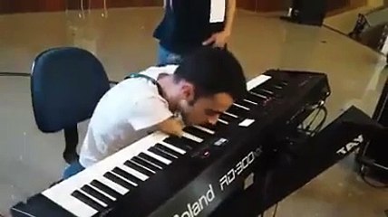 Incredible piano player without arms! Crazy