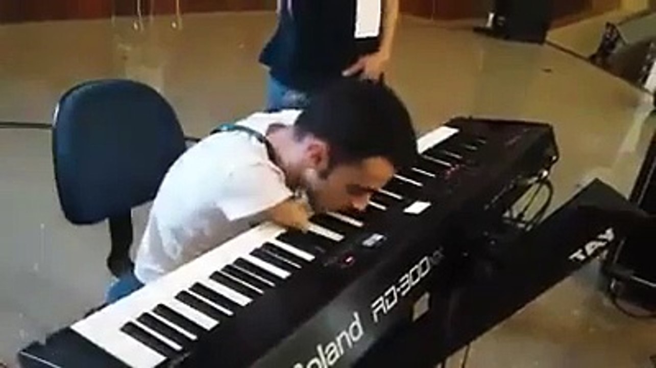 Un pianiste amputé des 2 bras joue de son instrument... Dingue!