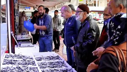 PAZAR'DA HAMSİ BEREKETİ. KİLO 1 TL'YE KADAR İNDİ