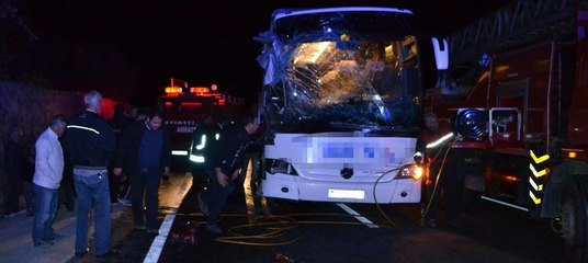Yolcu otobüsü TIR'a çarptı: 11 yaralı