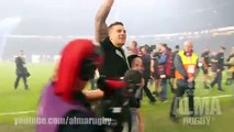 Campeòn del mundo de rugby entrega su medalla de oro a un niño