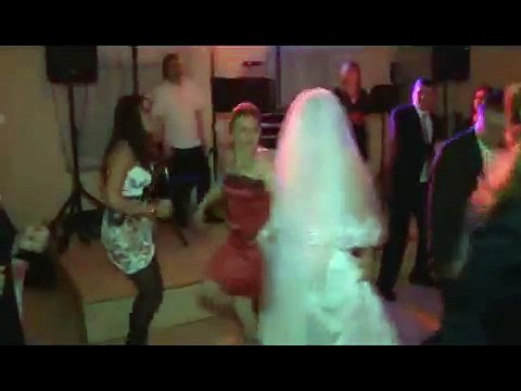 Девушка в красном отжигает на свадьбе по полной)))