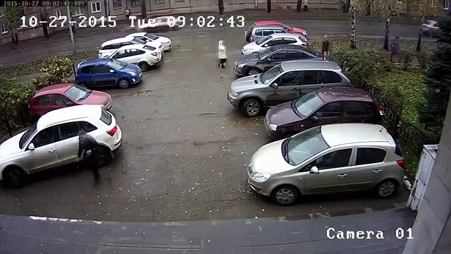 Il veut faire demi-tour sur un parking