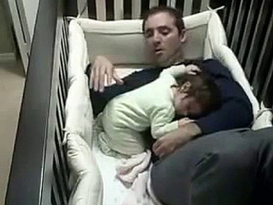 باپ بچی کو سُلا کر بھاگنا چاہتا ہے مگر بچی کیا کرتی ہے مزاحیہ ویڈیو