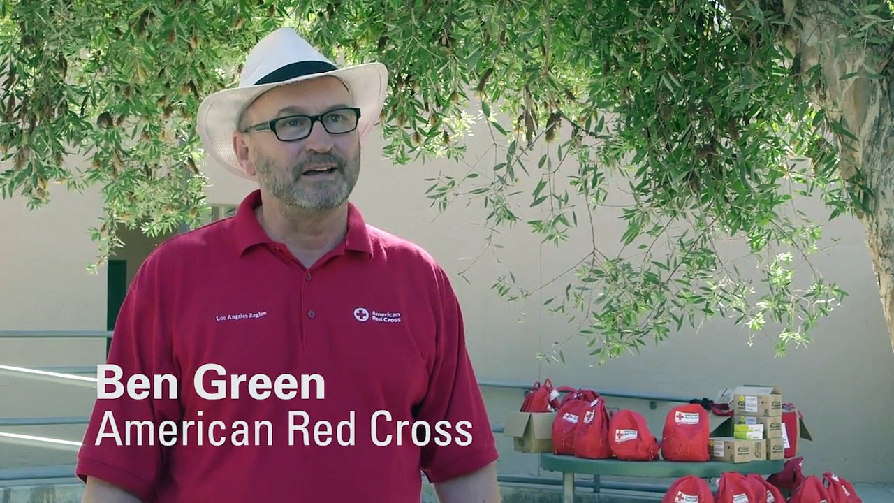 Edison Volunteers Help Install Smoke Detectors | Edison International