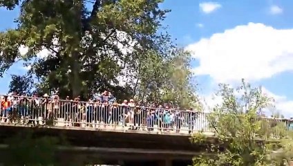Ils risquent leur vie pour sauver un chien coincé dans un torrent d'eau ! BRAVO !