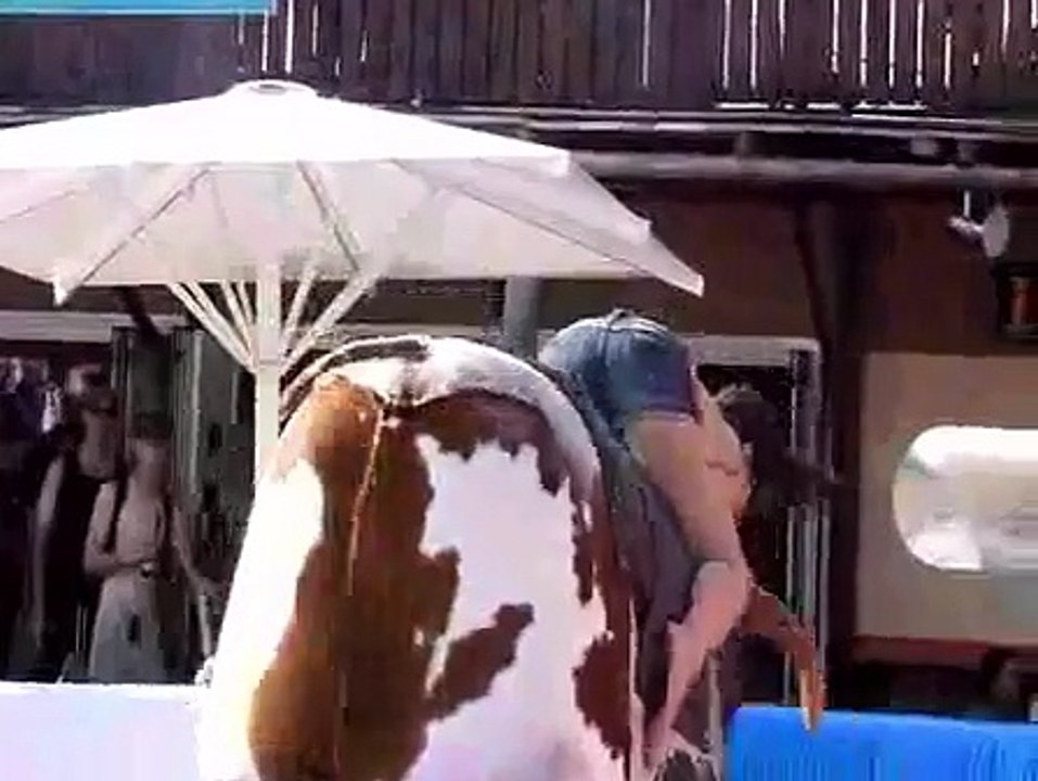 rodeo yapan kızın memeleri fırlıyor