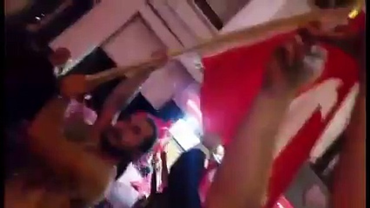 Mustafa Kemal Atatürk’ün posterini indirip ,Erdoğan posteri asmaya çalıştılar