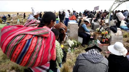 Los muertos de Bolivia vuelven para comer y bailar
